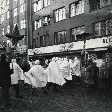1.Majálesovou podobu měly maškarní průvody Střední školy uměleckých řemesel v Brně, 1958 (snímek vlevo) a 1959 (MZM, foto Karel Otto Hrubý)
