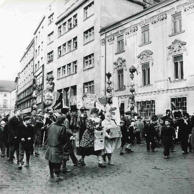 2.Majálesovou podobu měly maškarní průvody Střední školy uměleckých řemesel v Brně, 1958 (snímek vlevo) a 1959 (MZM, foto Karel Otto Hrubý)