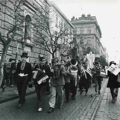 3.Majálesovou podobu měly maškarní průvody Střední školy uměleckých řemesel v Brně, 1958 (snímek vlevo) a 1959 (MZM, foto Karel Otto Hrubý)